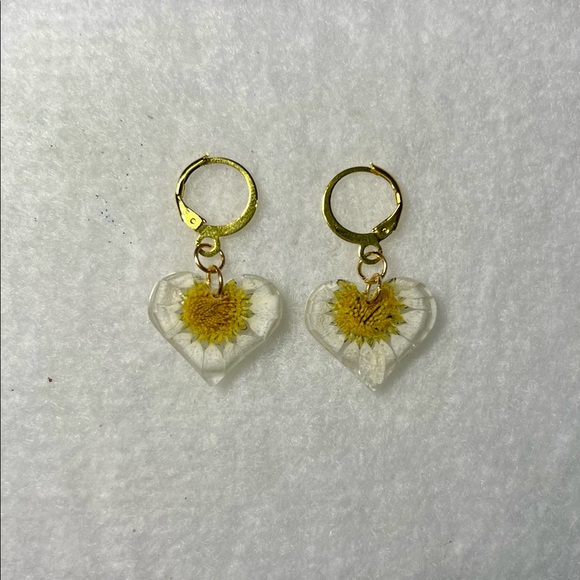 Daisy Heart Huggie Hoops - Picture 1 of 1